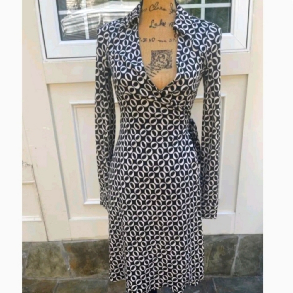 Diane vonFurstenberg Silk Ivory Circle on Black Classic Wrap Midi Dress Size 4